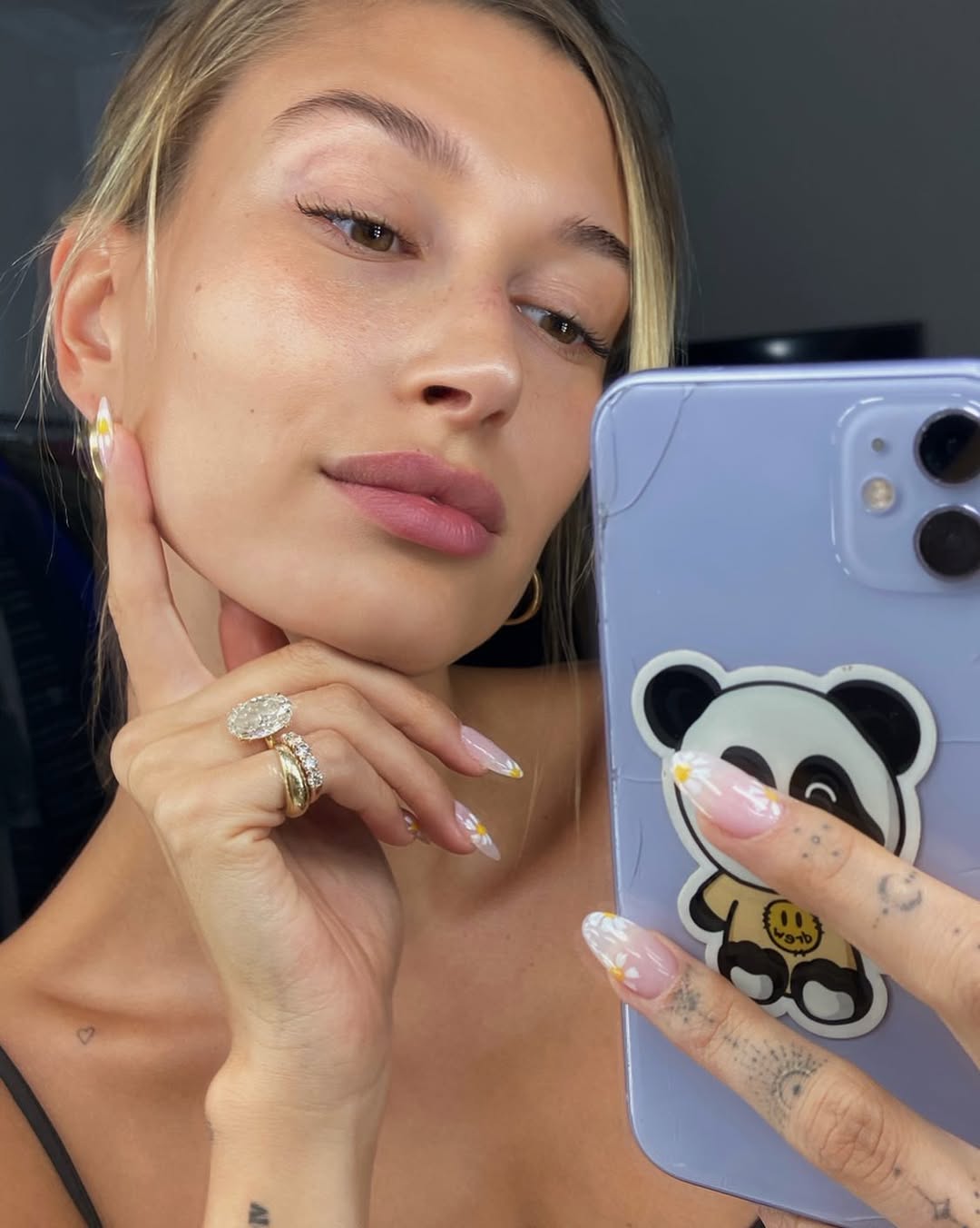 خاتم خطبة هايلي بيبر Hailey Bieber ذو القطع البيضاوي والتصميم المعدل
