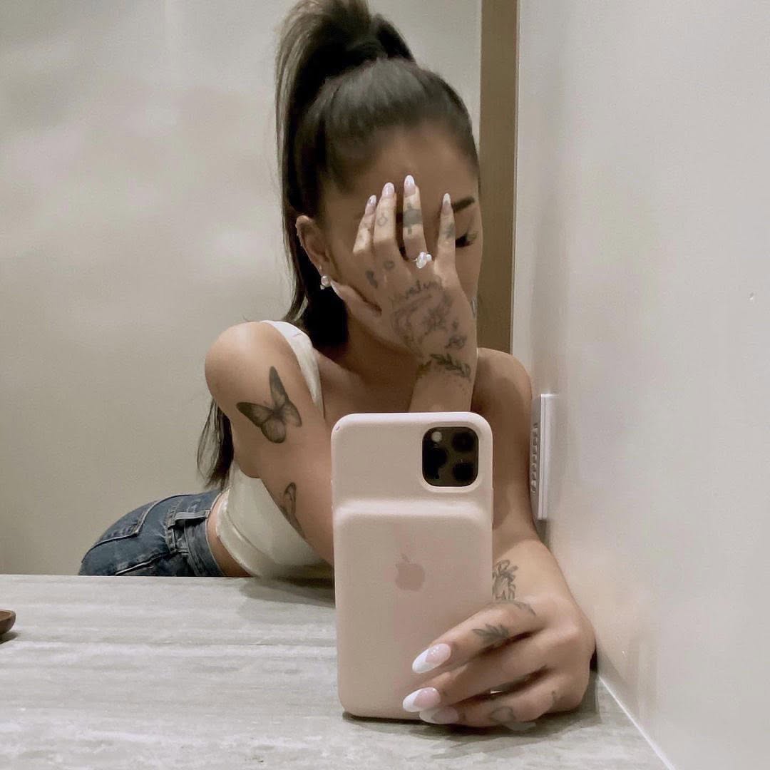 خاتم خطوبة أريانا غراندي Ariana Grande ذو القطع البيضاوي بتصميم "أنت وأنا" الرومانسي الرقيق