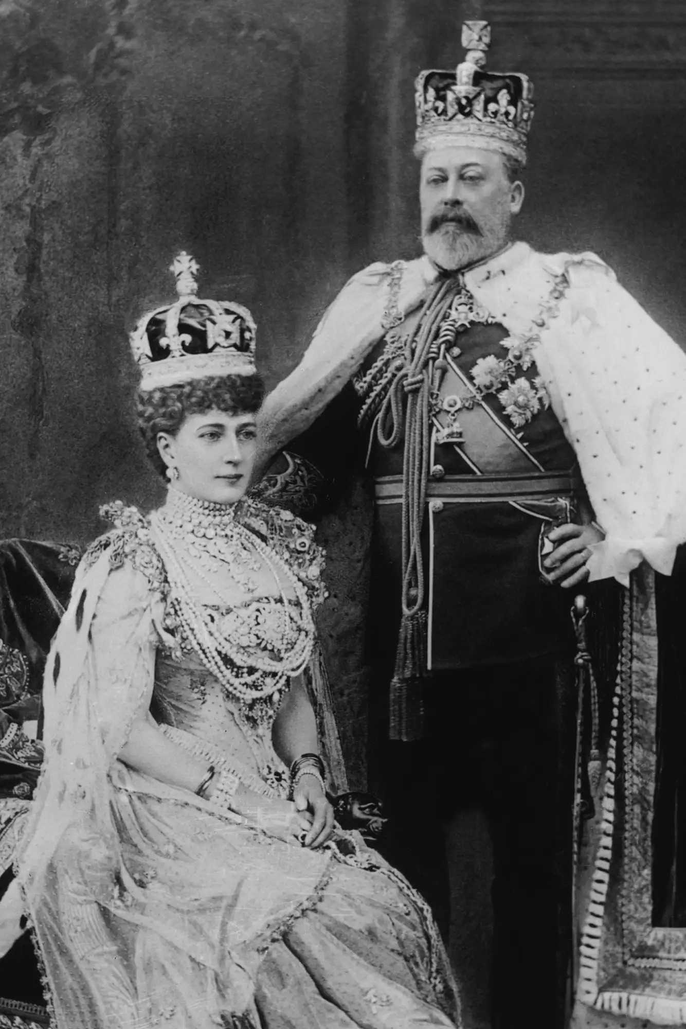 خاتم خطبة ألكسندرا أميرة الدنمارك Alexandra of Denmark الذي ترمز أحجاره الكريمة إلى اسم التدليل الذي اختارته لزوجها