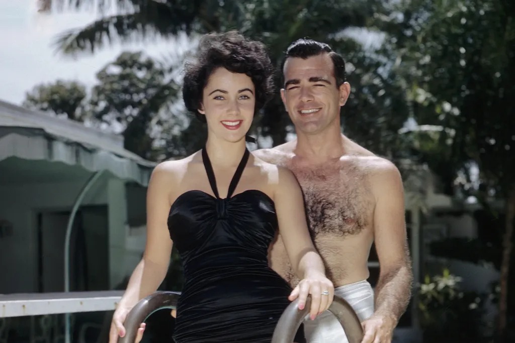 خاتم خطوبة إليزابيث تايلور الماسي ذو القطع الوسادي والذي قدمه لها ويليام دي. باولي جونيور William D. Pawley Jr.jpg