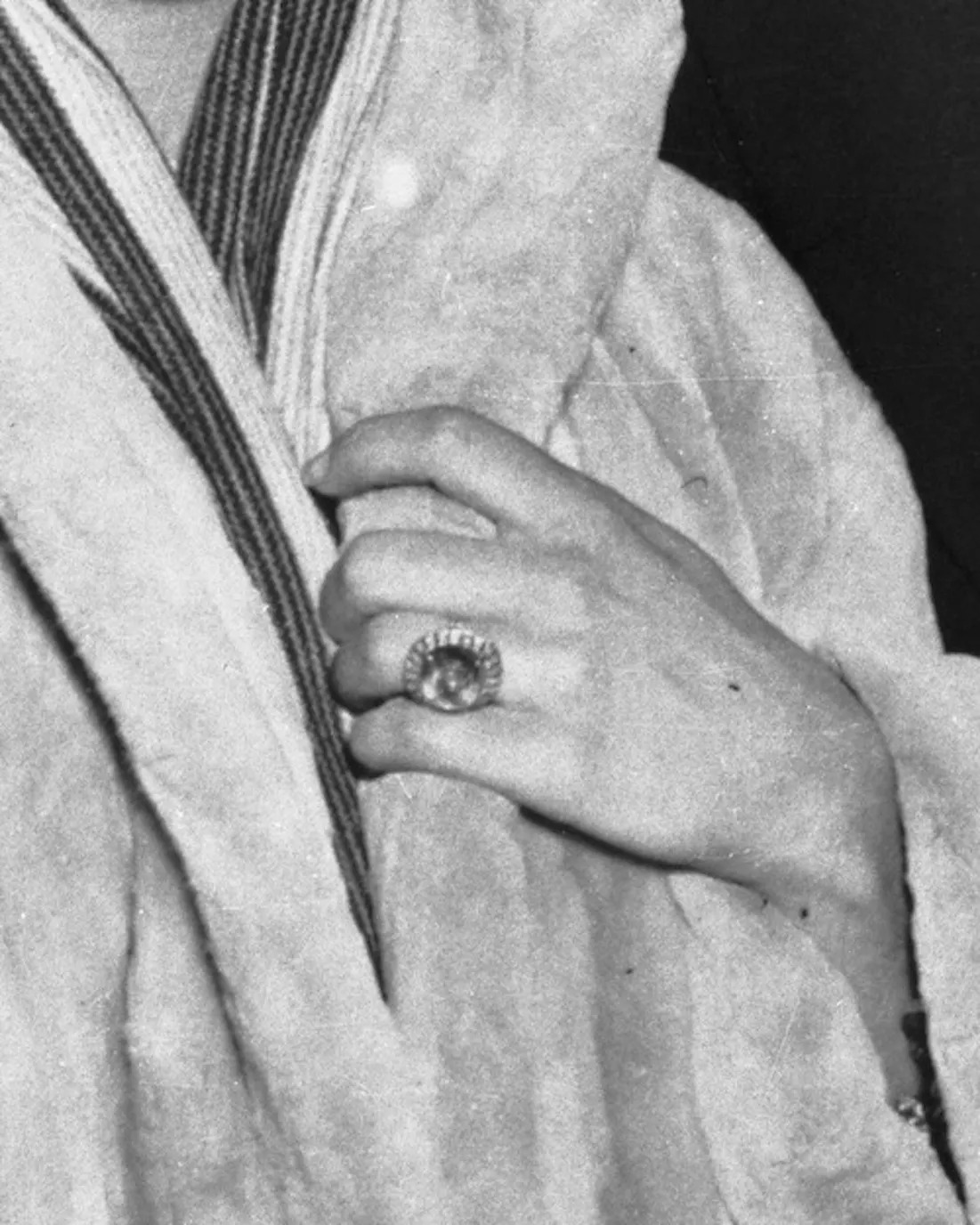 خاتم خطوبة إليزابيث تايلور المرصع بالألماس والياقوت الأزرق والذي قدمه لها مايكل وايلدينغ 