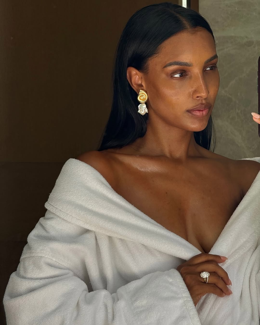 خاتم خطوبة جاسمين توكس Jasmine Tookes ذو القطع البيضاوي والتصميم الراقي