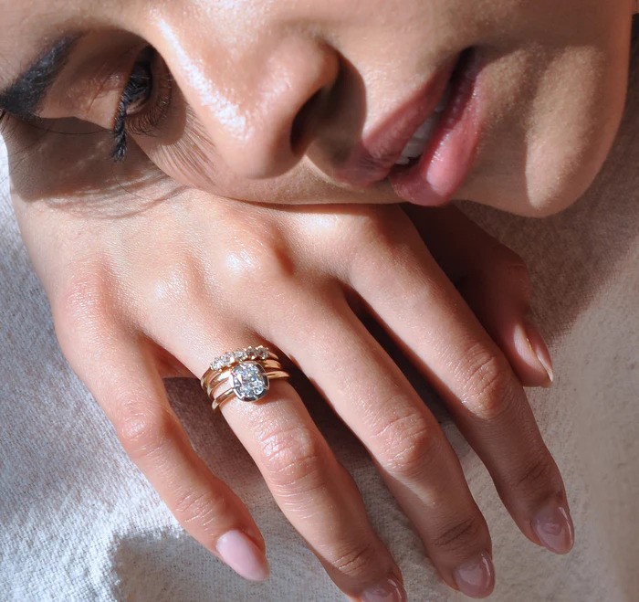 خاتم خطوبة Collet Cushion Cut Diamond من Ashley Zhang Jewelry