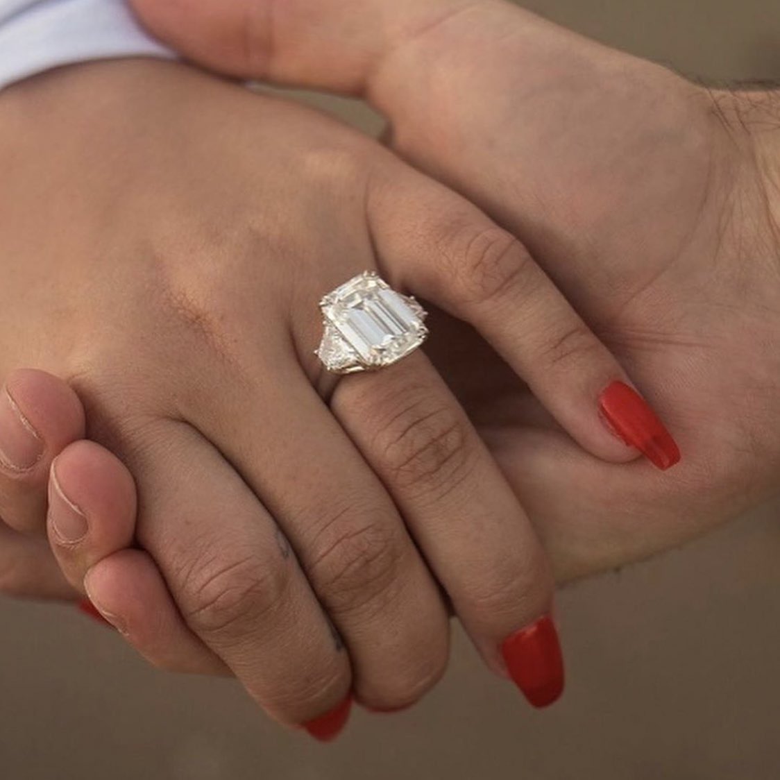 خاتم ديمي لوفاتو Demi Lovato بحوالي مليون دولار