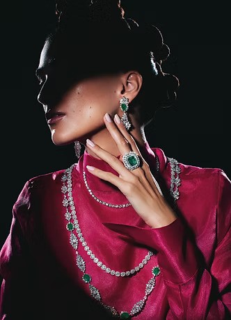 خاتم مرصع بالزمرد من  Amwaj