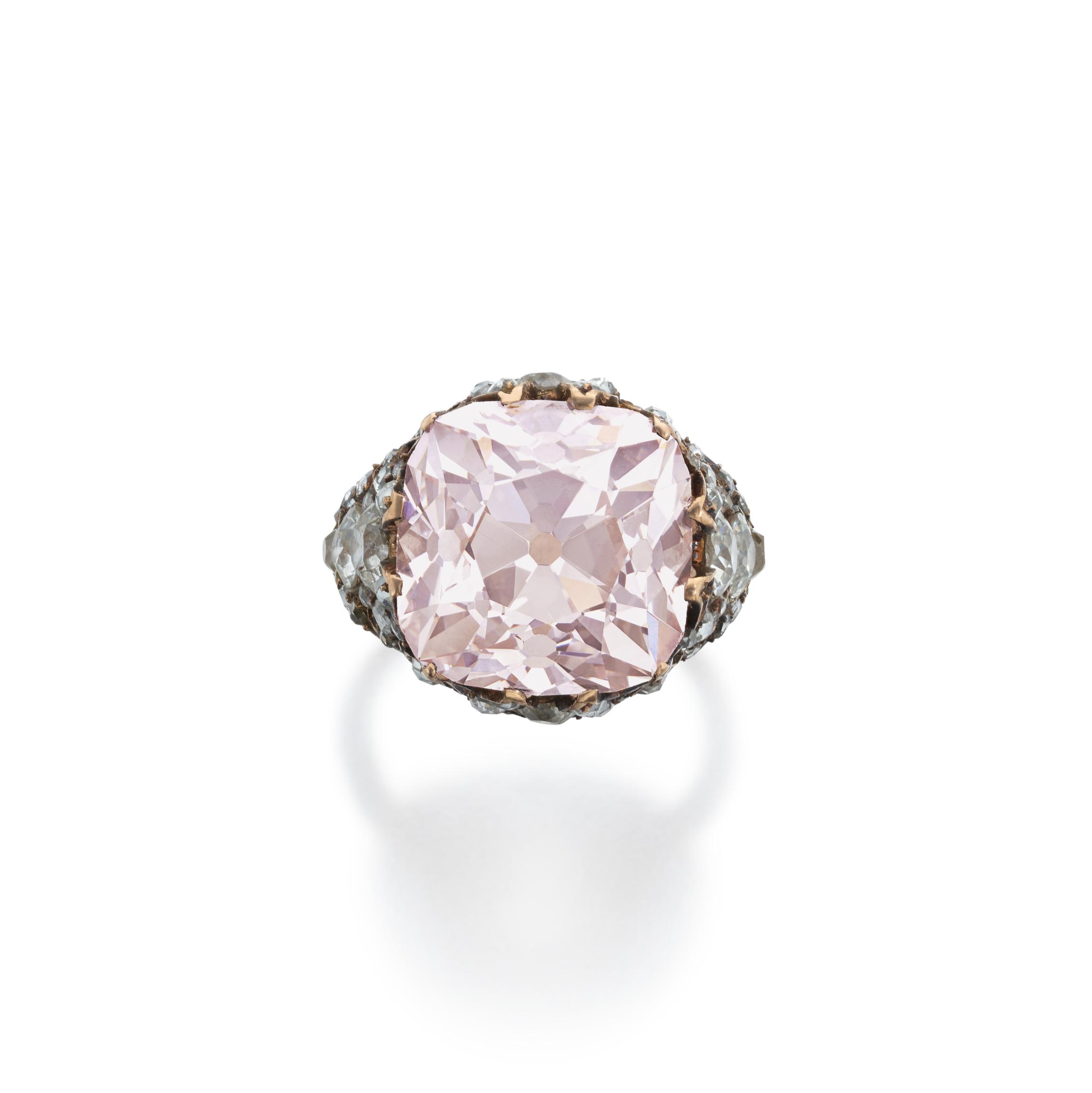 خاتم من الماس الوردي الفاتح والماس — كان في مجموعة الأميرة نِسلي شاه سلطان