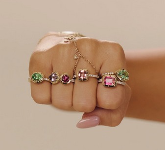 خاتم من Jacquie Aiche... تناغم لوني يفيض بالأنوثة