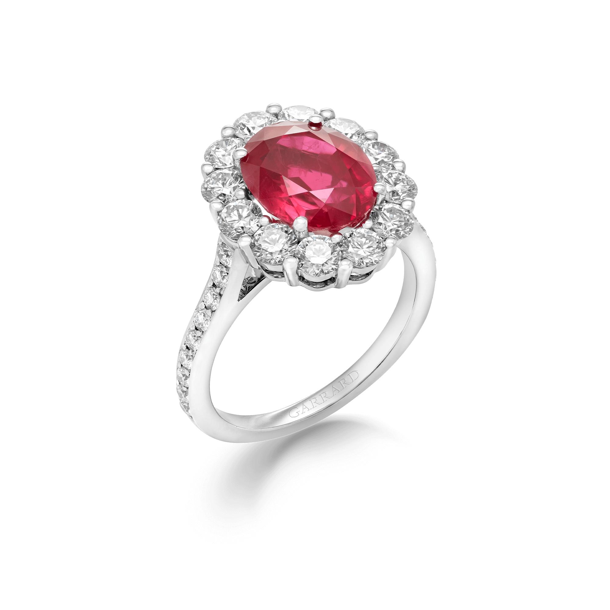 خاتم ياقوت راقي من Garrard