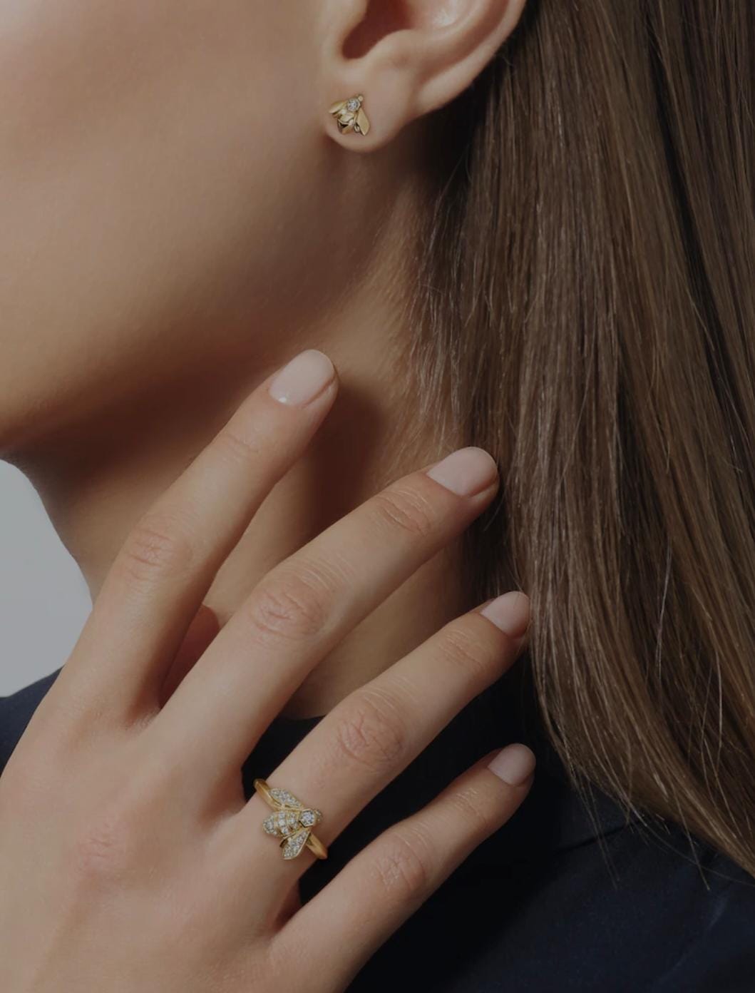 خاتم Bee de Chaumet بي دو شوميه من الذهب الأصفر المرصّع بالألماس ذي القطع اللمّاع.