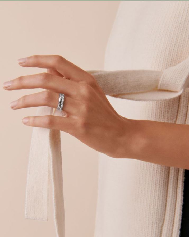 خاتم Facette من بوشرون Boucheron المصنوع من البلاتين والمرصع بالألماس
