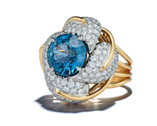 خاتم Four Leaves من البلاتين والذهب الأصفر مُزين بياقوت فاخر غير معالج والألماس