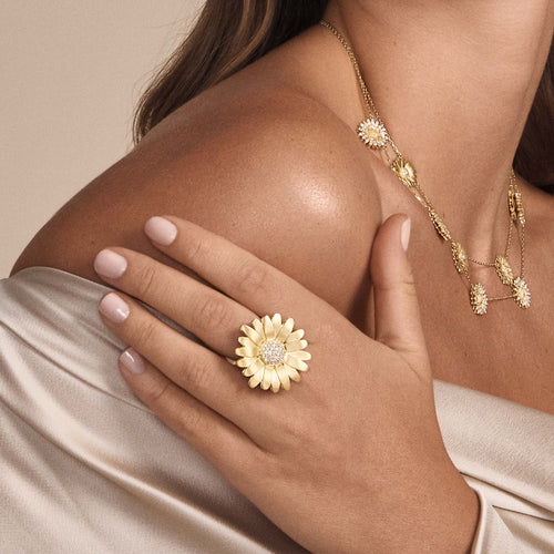 خاتم Large Gold Daisy Ring with Diamonds من Tanya Farah