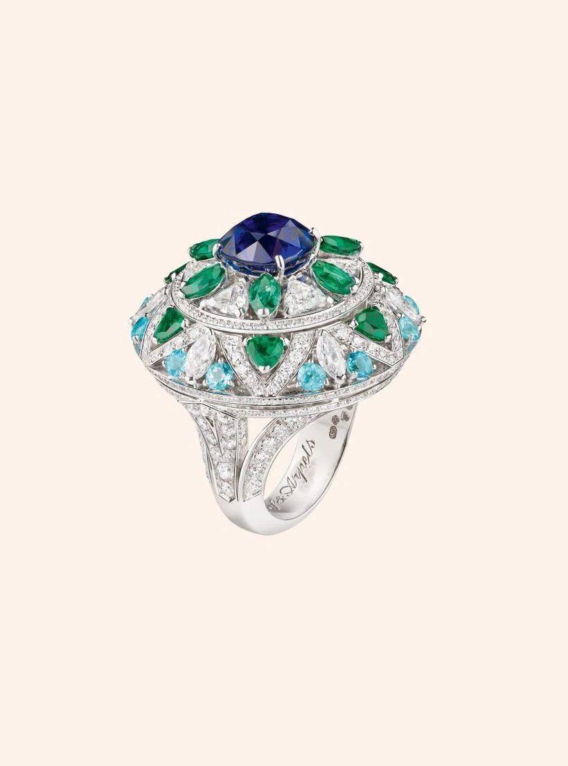 خاتم Le Secret Fleur Bleue من فان كليف أند أربلز Van Cleef & Arpels