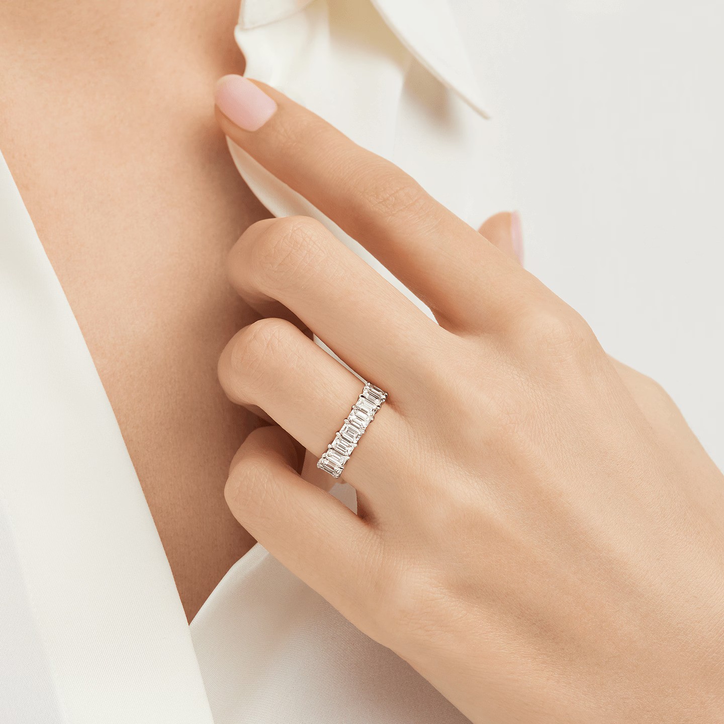 خاتم Prong-Set Emerald-Cut من Harry Winston