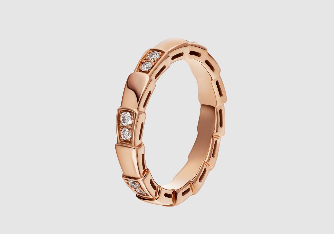 خاتم Serpenti Viper المصنوع من الذهب الوردي والمرصع بالألماس من بولغاري Bvlgari