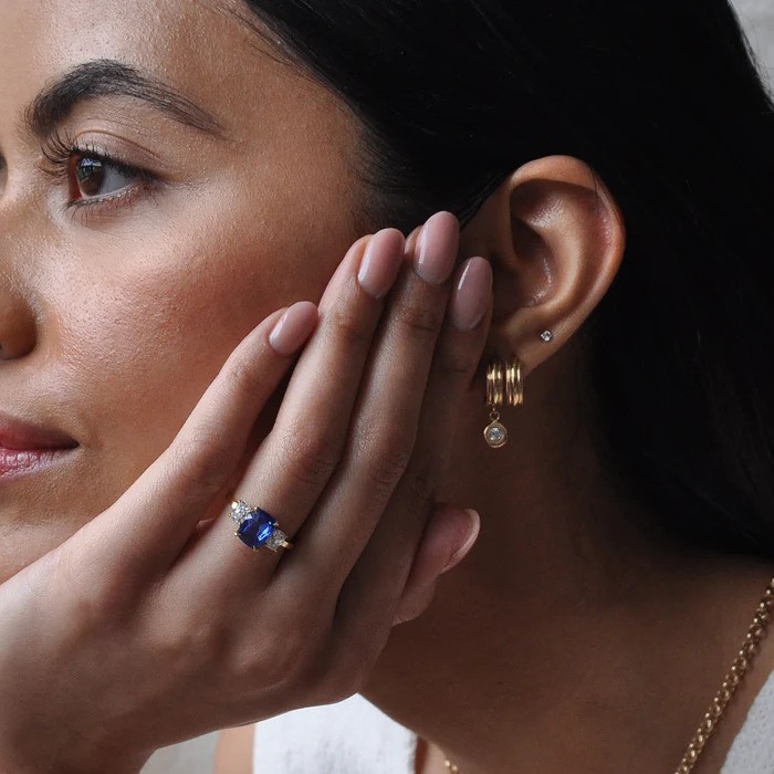 خاتم Simone Sapphire and Old Mine Cut Diamond  من Ashley Zhang Jewelry