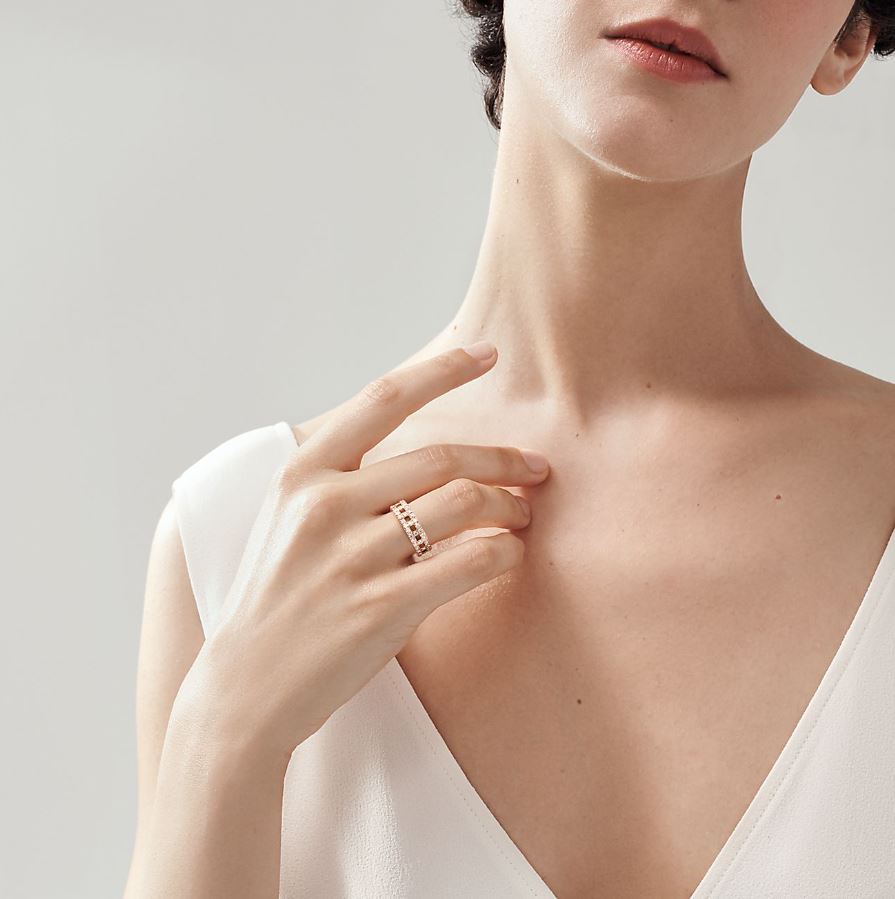 خاتم True Wide  المرصع بالألماس الشفاف من تيفاني Tiffany