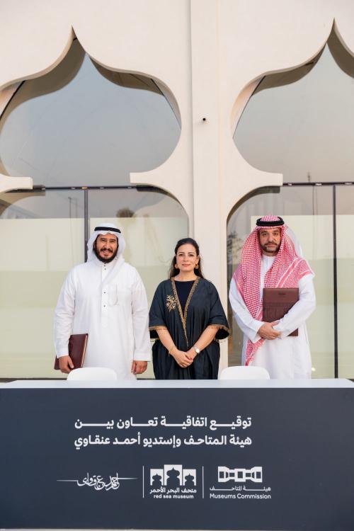 خالد بعاصيري وإيمان زيدان وأحمد عنقاوي خلال توقيع اتفاقية التعاون