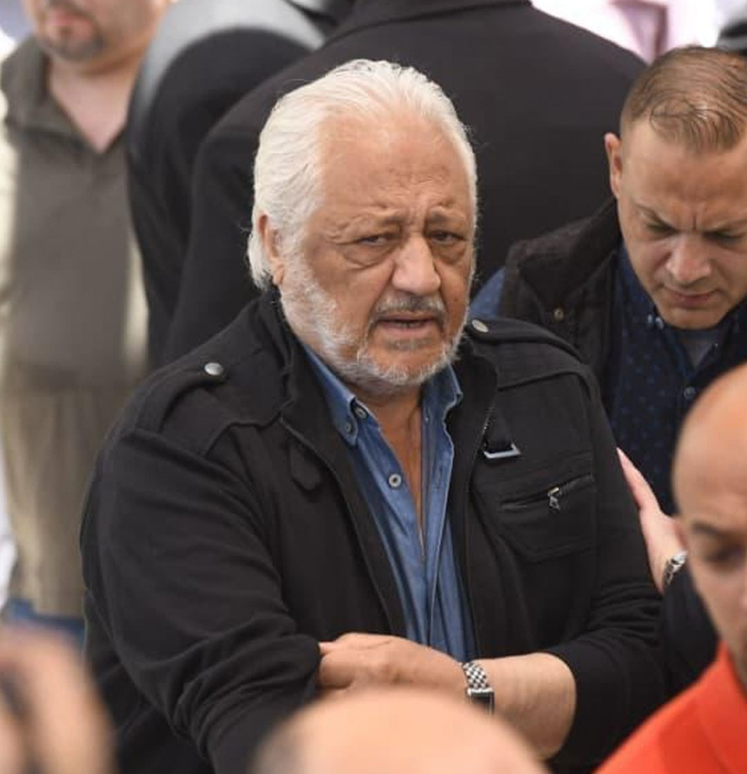 خالد زكي متأثرا في جنازة هاني شاكر