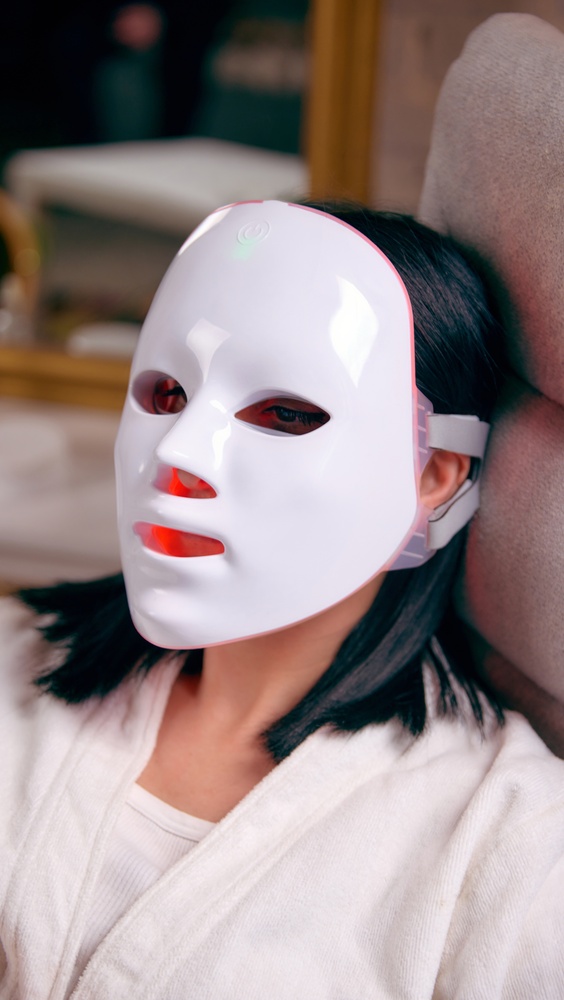 خبراء التجميل يدعون إلى استخدام القناع الضوئي بذكاء