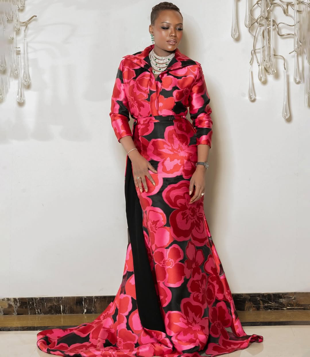 خديجة بإطلالة من الحرير الأسود المطبوع بالورود الكبيرة باللون الأحمر والزهري