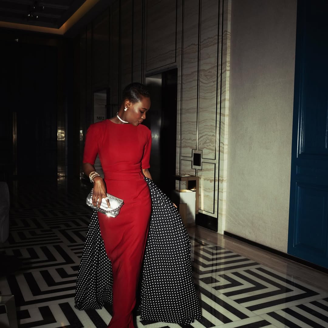  خديجة معاذ بالفستان الأحمر الطويل بالقصة المجسمة والأكمام القصيرة