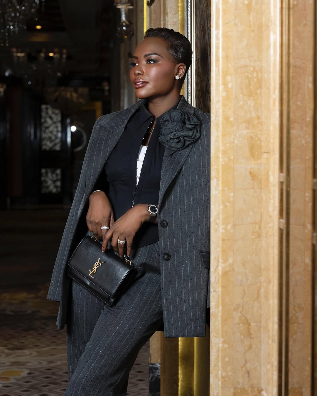  خديجة معاذ ببدلة كلاسيكية مقلمة باللون الرمادي الداكن