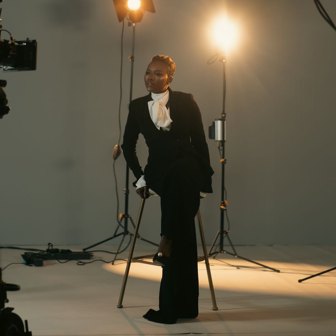 خديجة معاذ ببدلة نسائية باللون الأسود من البنطال الواسع مع الجاكيت المجسم