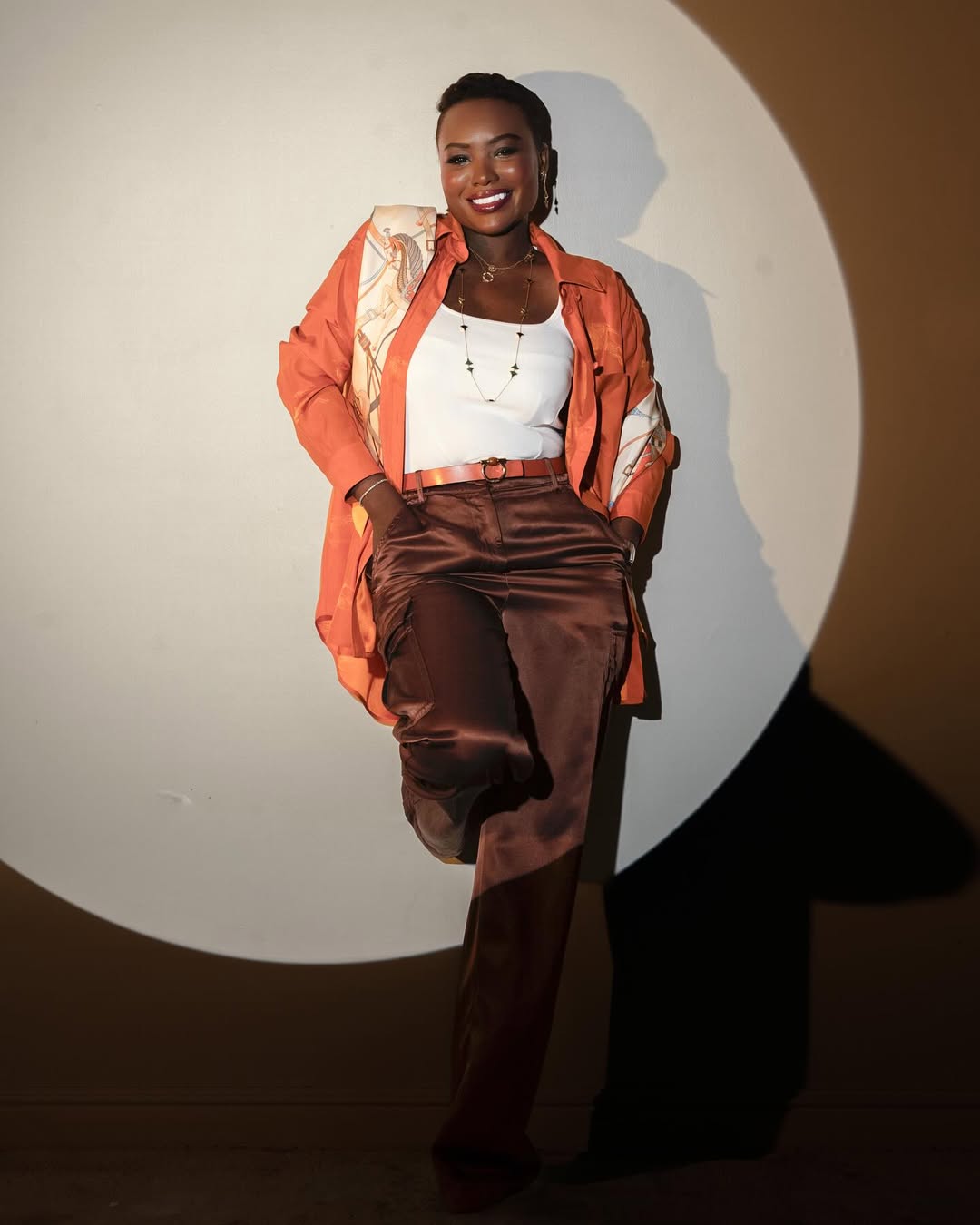 خديجة معاذ ببنطال الحرير الواسع باللون البني المزين بالجيوب الجانبية الكبيرة