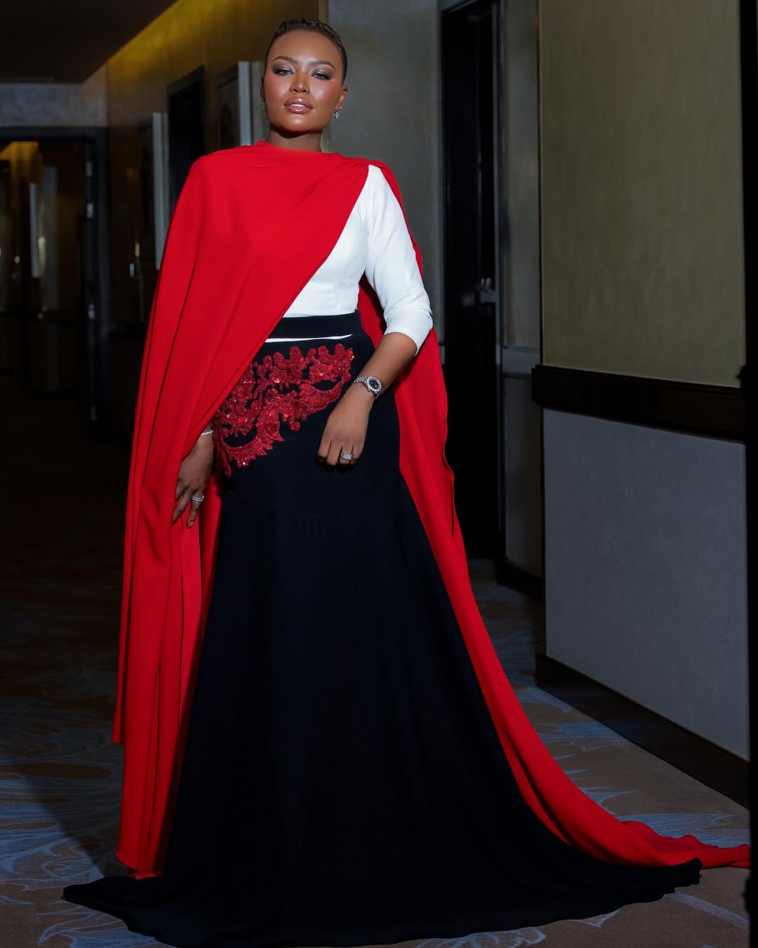 خديجة معاذ بتنورة ماكسي سوداء متفتحة بقصة الحورية