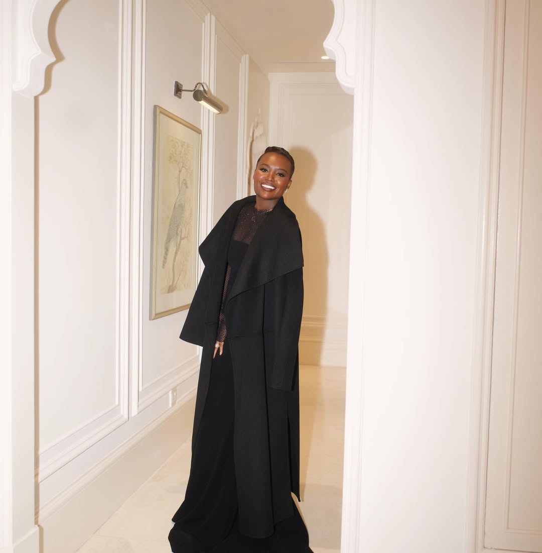 خديجة معاذ بفستان طويل منسدل فوق قوامها الرشيق بقصة مجسمة