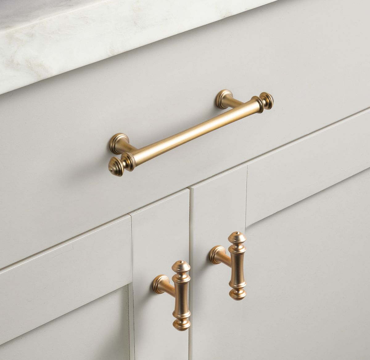 خزائن مطبخ بمقابض نحاسية التشطيب