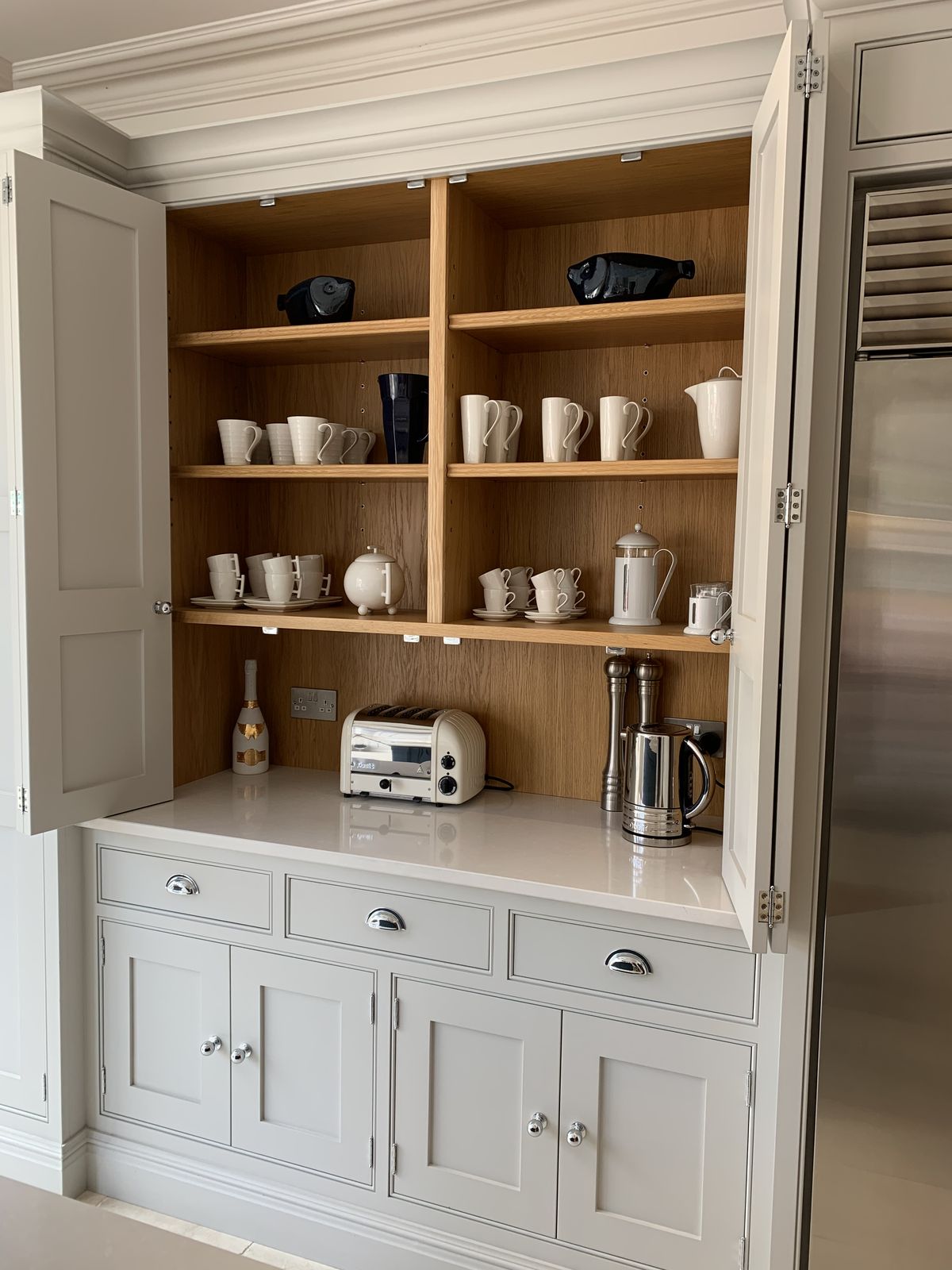 خزانة مؤن تتحول إلى بار قهوة