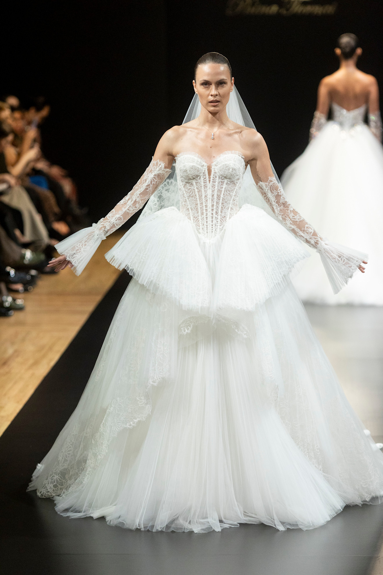 خصر الباسك في فستان زفاف من دار بنينا تونراي