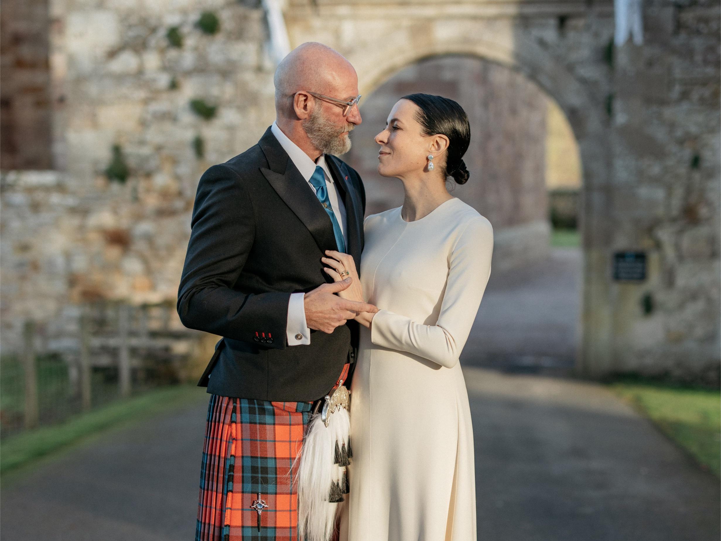 خطبة غراهام ماكتافيش Graham McTavish وغارانس دوريه Garance Doré في إدنبرة وزواجهما في قلعة بورثويك Borthwick Castle في غوربريدج Gorebridge