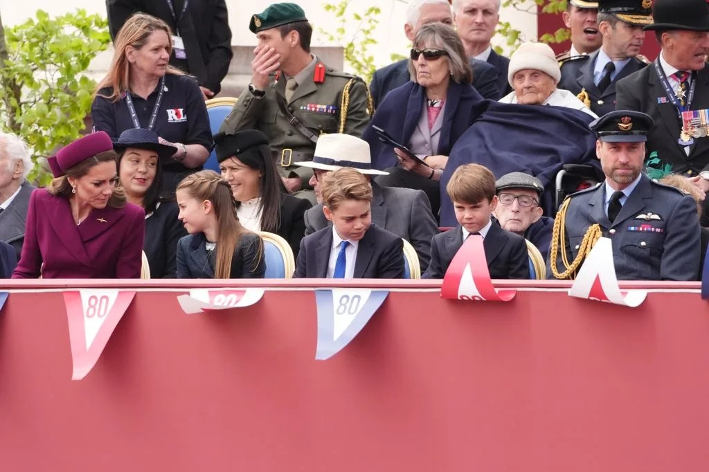 خطف الأمير جورج في شهر مايو الأنظار خلال حفل شاي بقصر باكنغهام بمناسبة يوم النصر في أوروبا