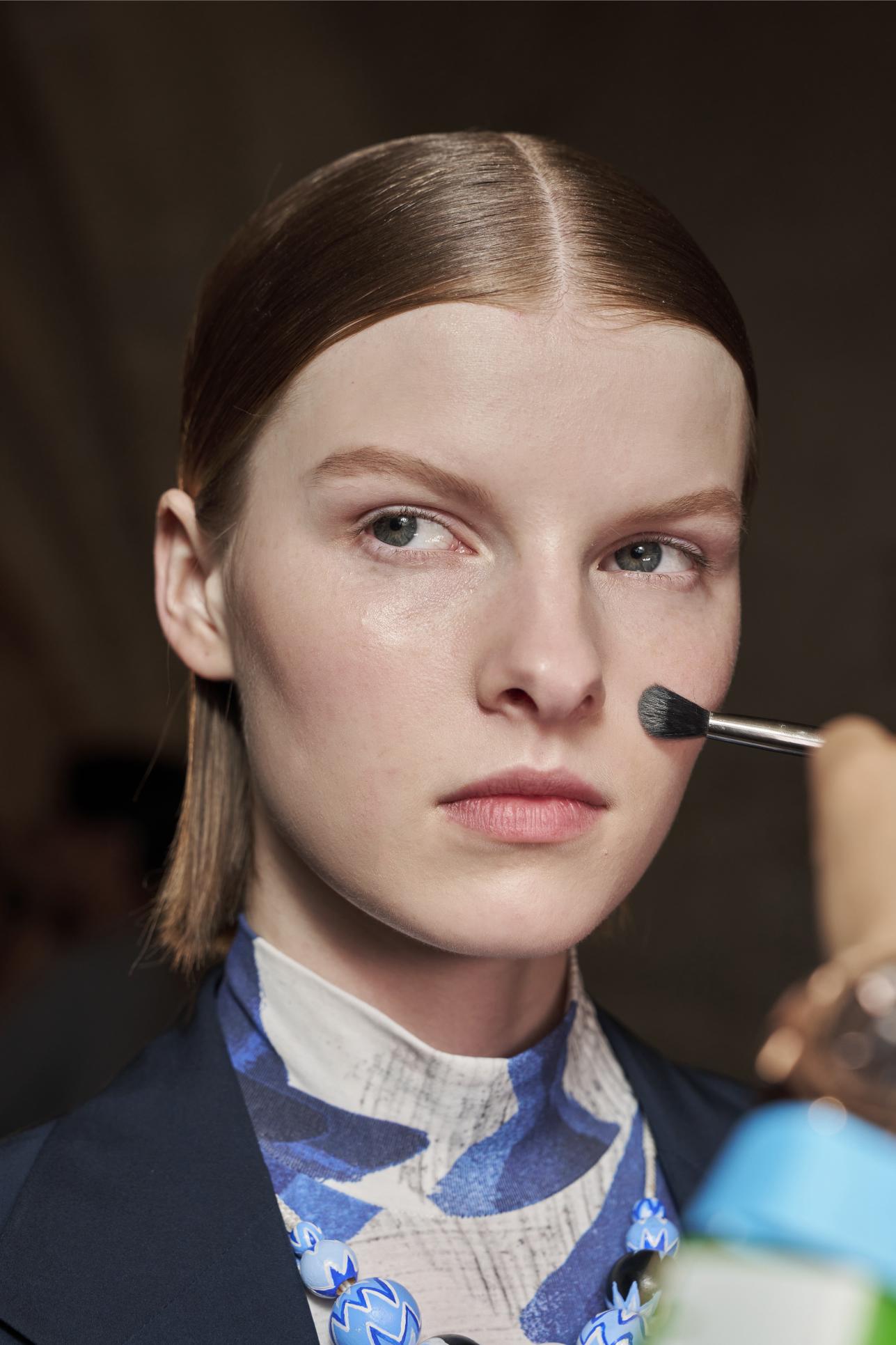 خطوات عملية لتثبيت المكياج لساعات طويلة خلال أيام عيد الفطر 2026