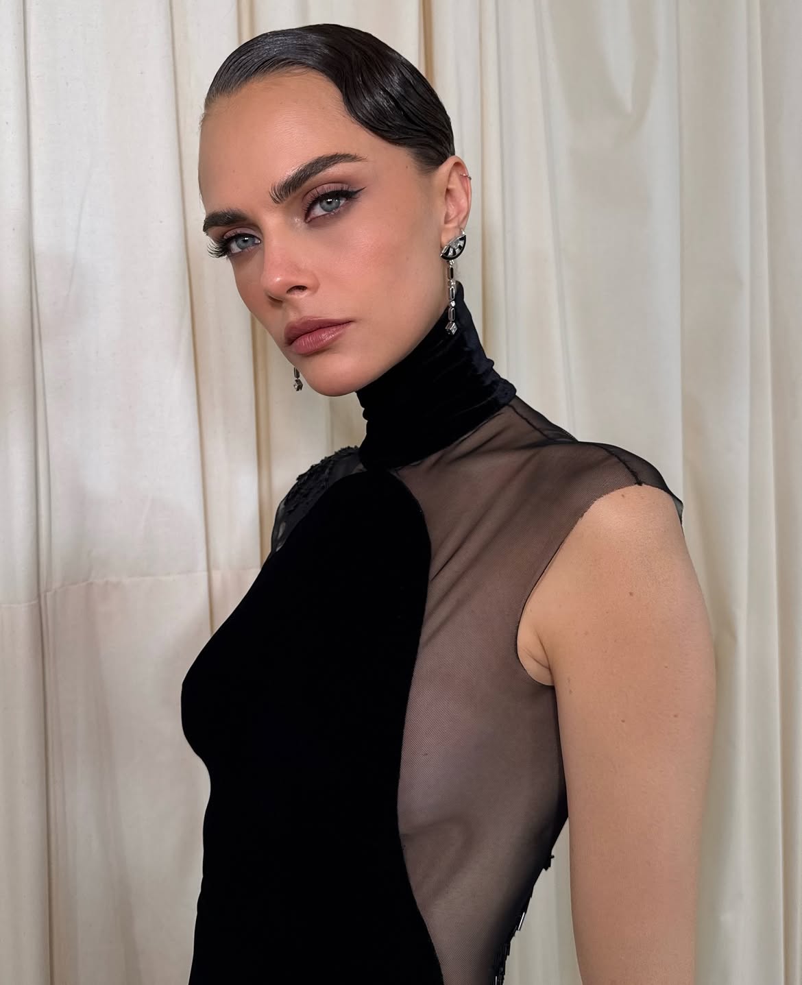 خطوط الآيلاينر الرفيعة بأسلوب Cara Delevingne