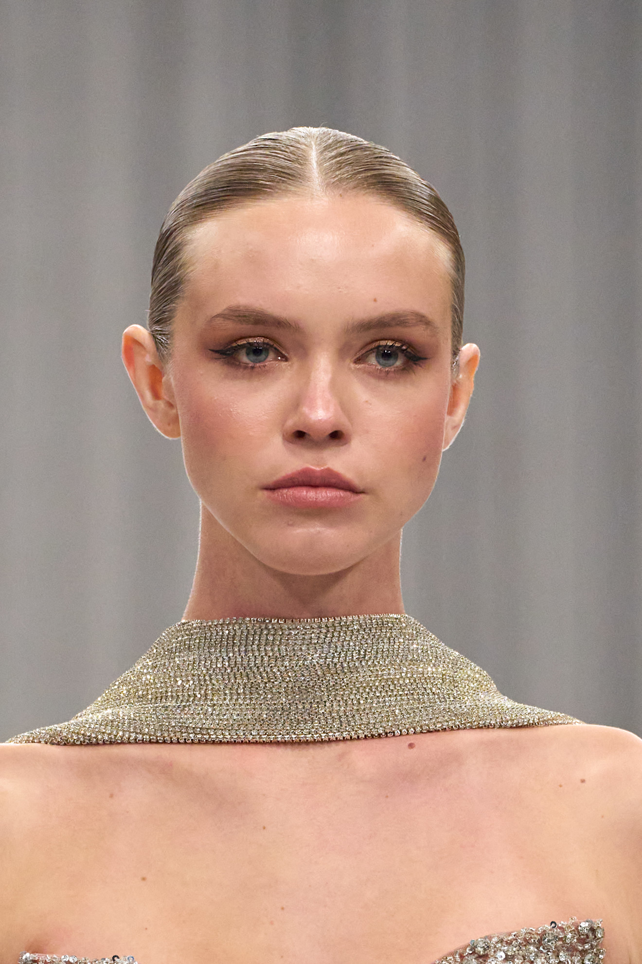 خطوط الآيلاينر السوداء الرفيعة والمات من دار Chic & Holland