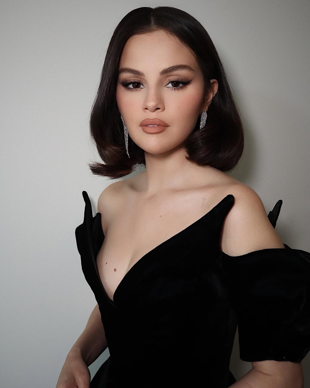 خطوط الايلاينر السوداء والمات بأسلوب Selena Gomez- الصورة من حساب Renato Campora