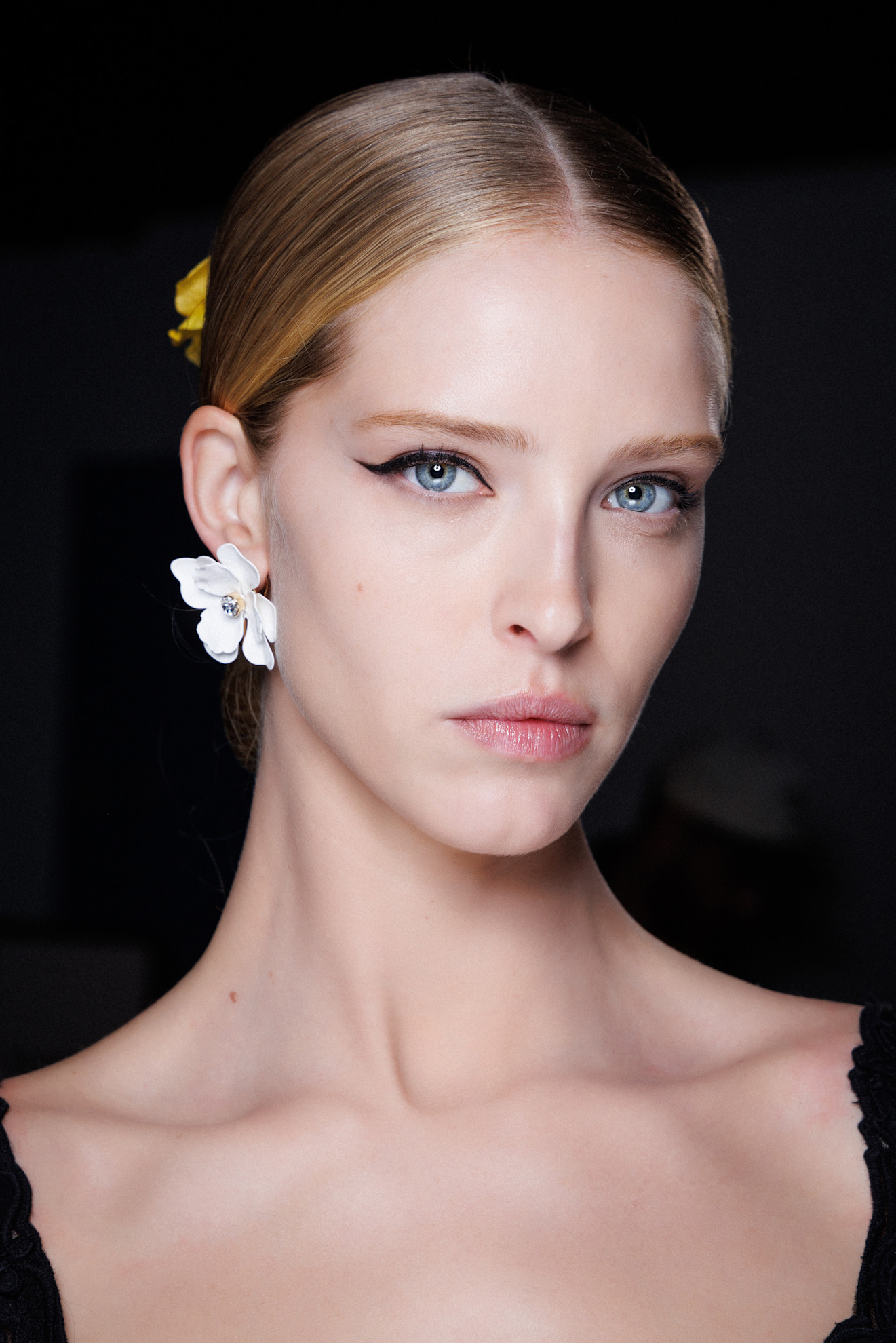 خطوط الايلاينر العصرية والرفيعة من دار Carolina Herrera