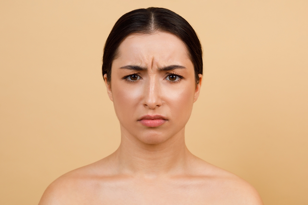 خطوط التعبير تظهر عند تحريك عضلات الوجه وتختفي عند استرخائها