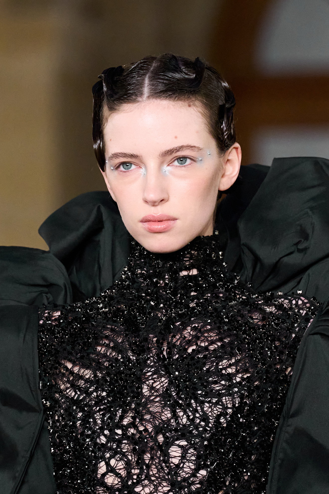 خطوط الستراس الفضية الهندسية من دار Gaurav Gupta