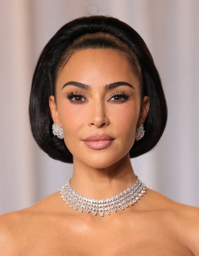 خطوط الكحل الاسود مع الشعر الداكن بأسلوب Kim Kardashian
