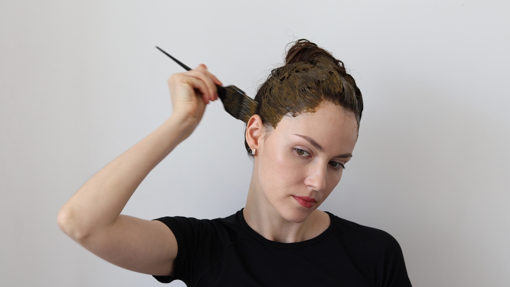 خلط الحناء مع الكاكاو الخام يمنح شعرك لون بني شوكولاتياً عميقاً