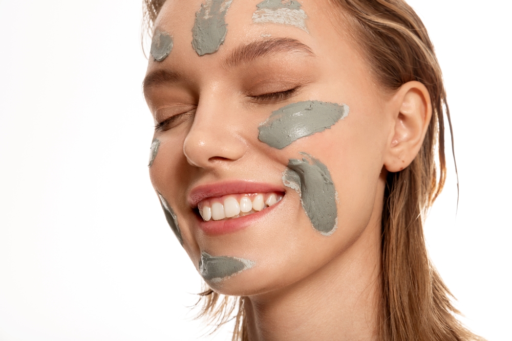 خلط مسحوق الطين مع قليل من ماء الورد يجعلك  تحصلين على معجون كقناع لوجهك