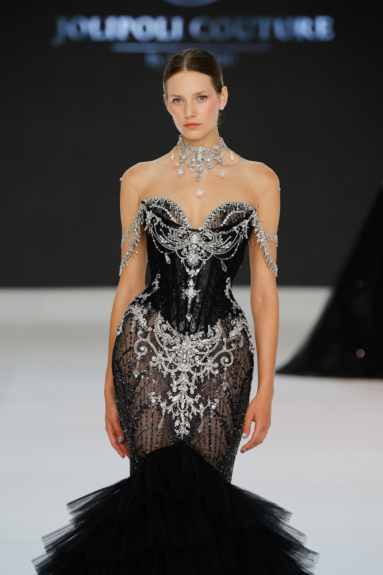 خليط  دراماتيكي بين الأسود والفضي في عروض جولي بولي