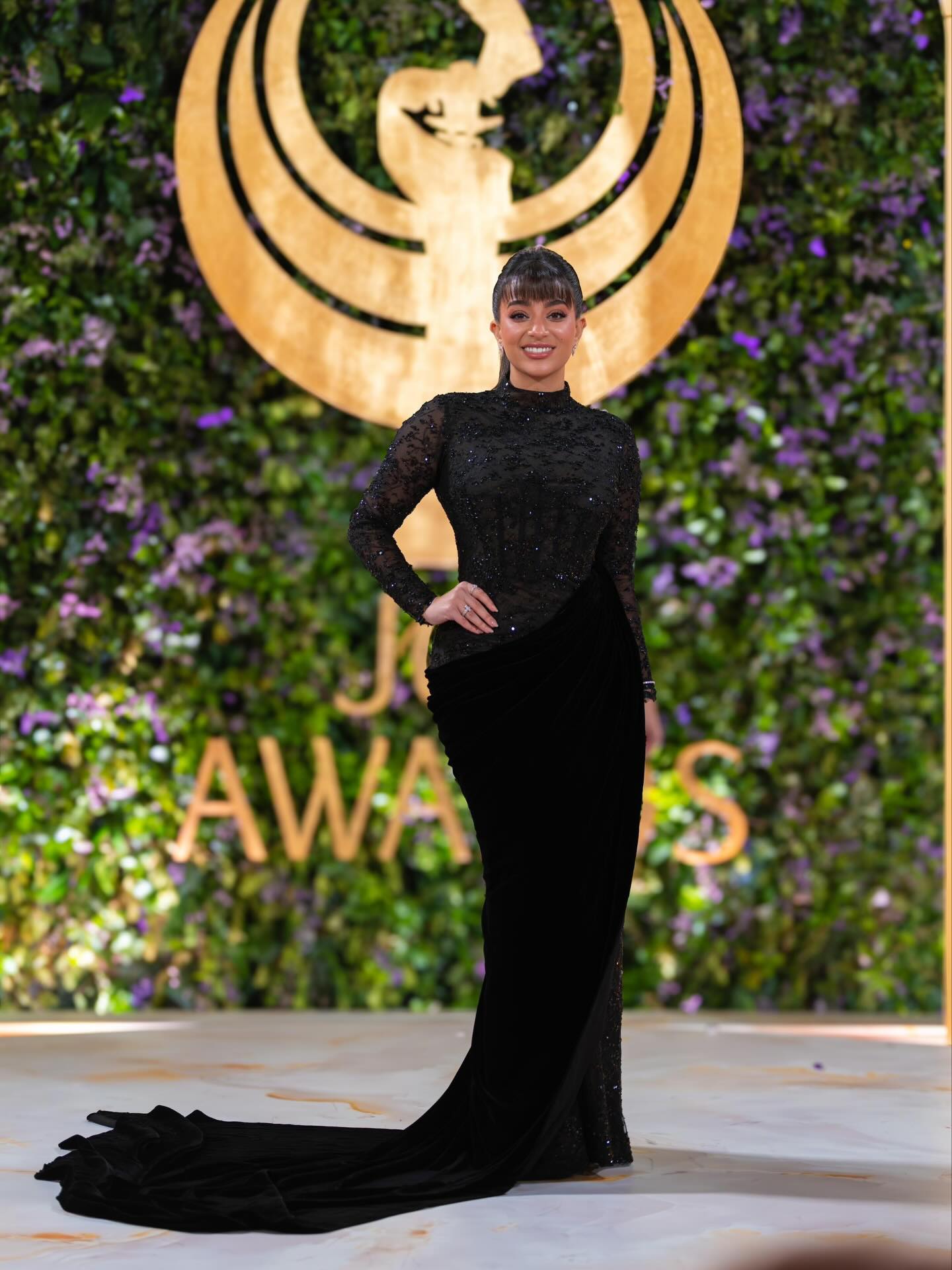 خيرية أبو لبن أكملت جمال طلّتها بمجوهرات فارهة من توقيع دار تيفاني أند كو