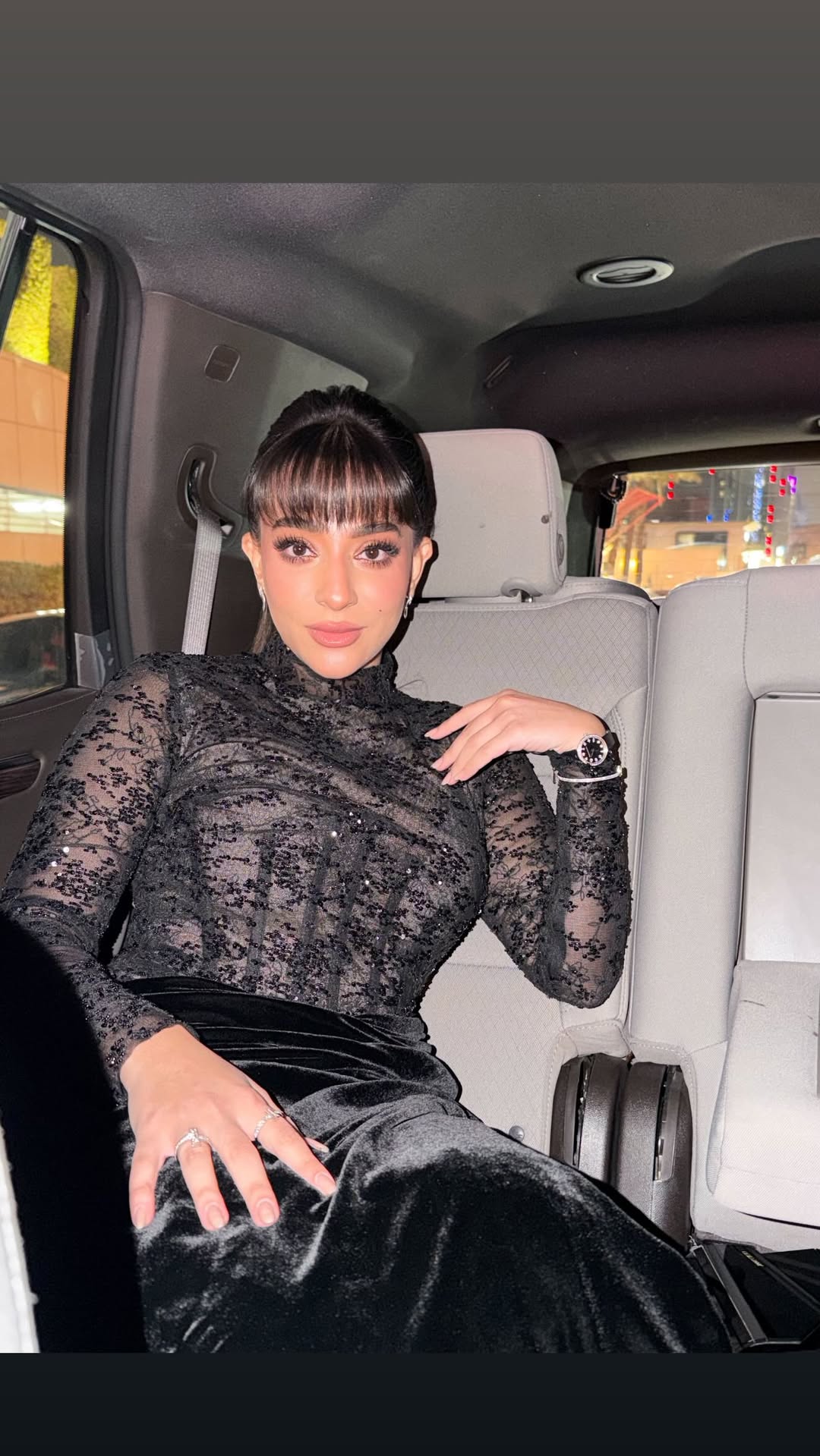 خيرية أبو لبن ترتدي فستانا وقورا مصمم في الجزء العلوي بقماش التل بقصة كورسيه