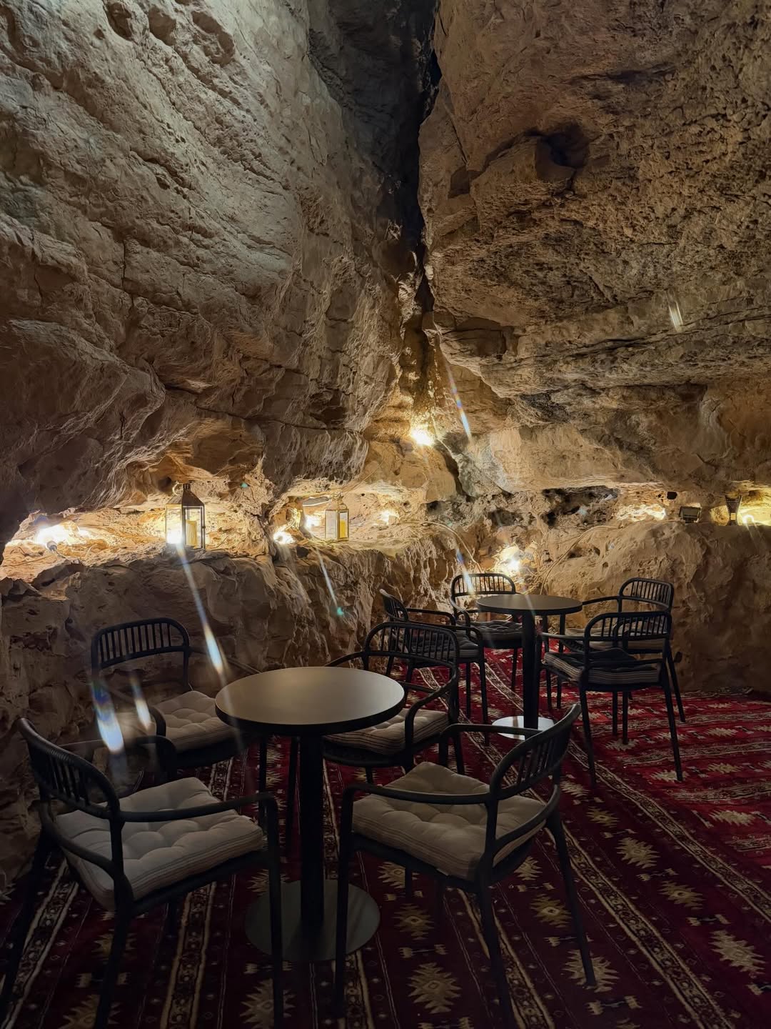 داخل دبس بلس الكهف الضوء خافت… لكن الإحساس واضح جدًا